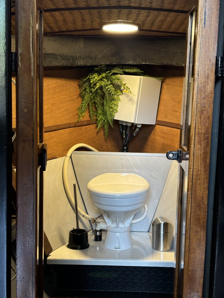 toilet aan boord boot varen utrecht