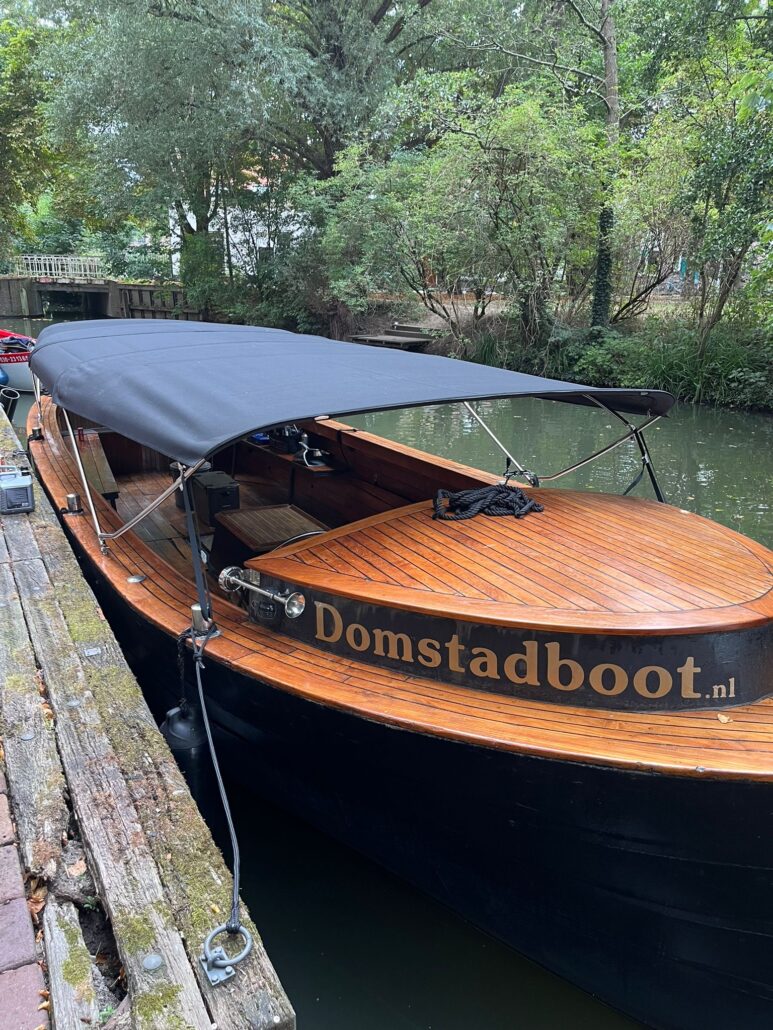 Boot met overkapping regen utrecht