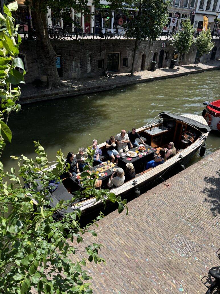 bedrijfsuitje Utrecht boot team proost aan boord Domstadboot