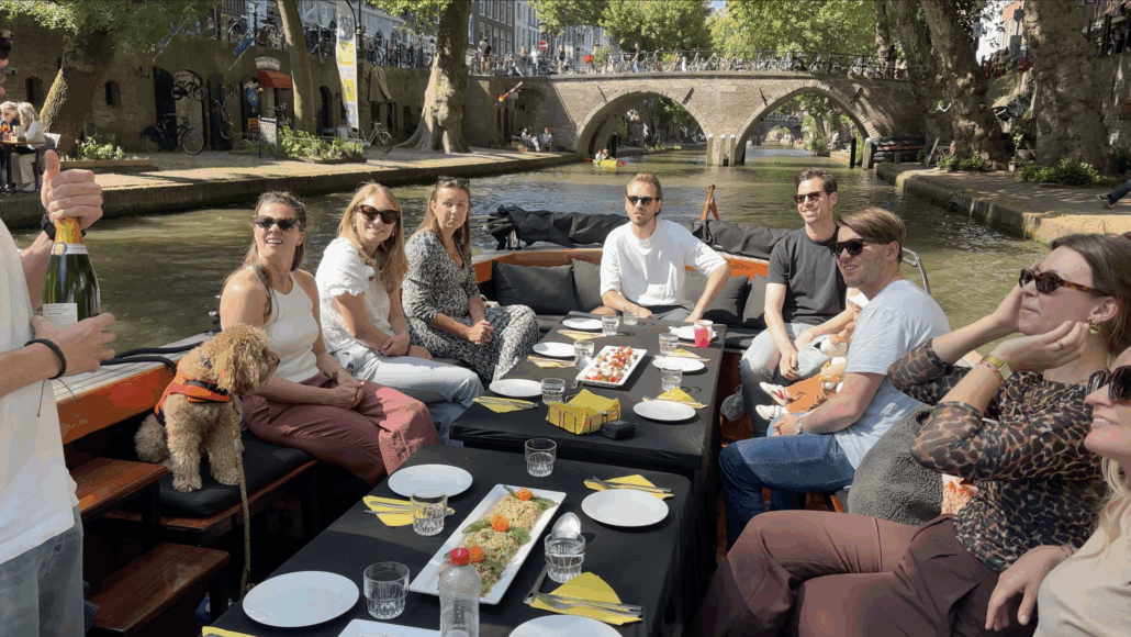 familieuitje Utrecht varen met kinderen op de grachten Domstadboot