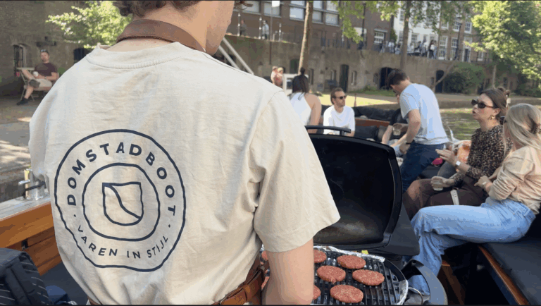 vriendenuitje Utrecht op de boot – groep vrienden proost op Domstadboot BBQ